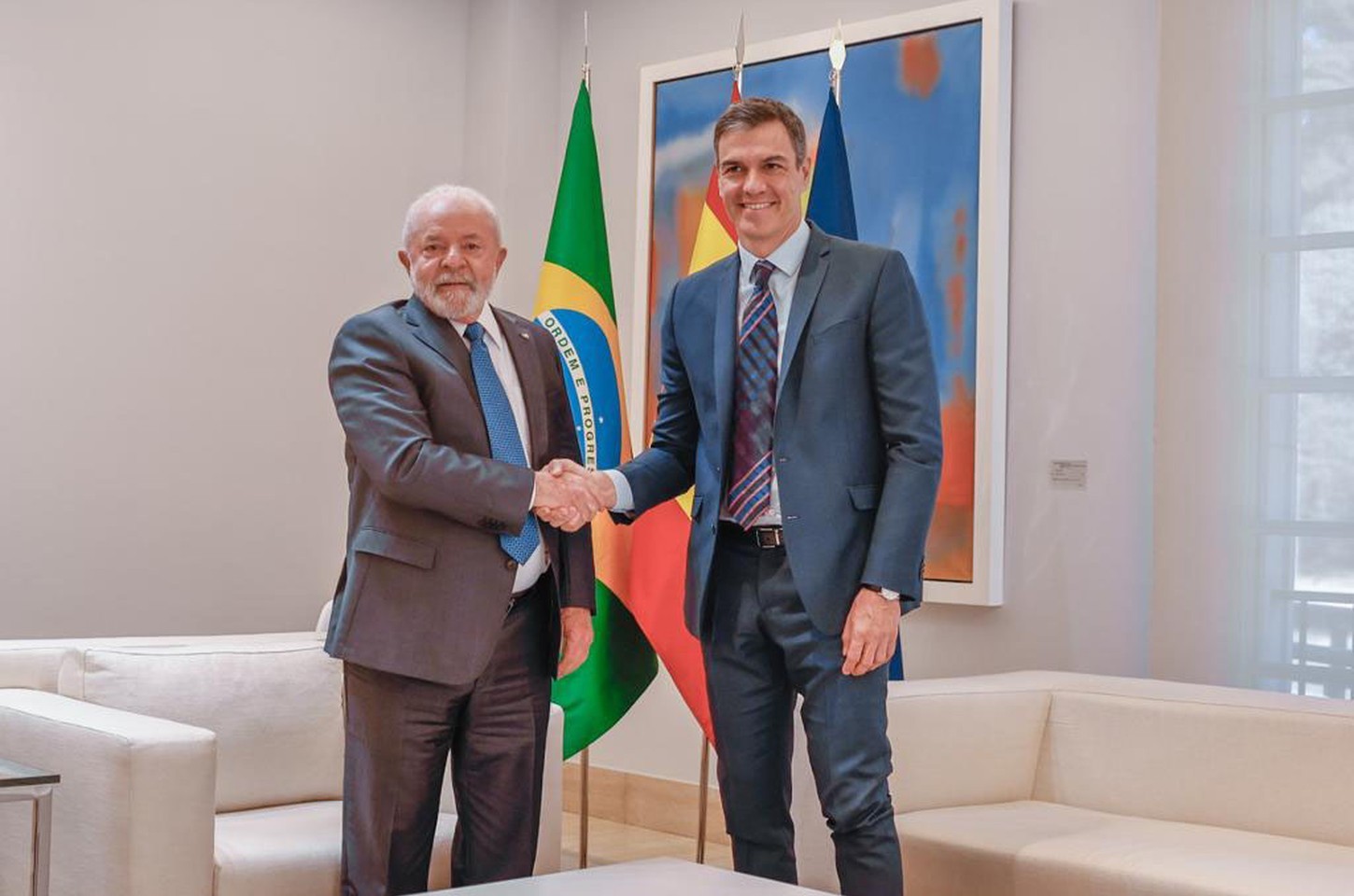 Lula aceita convite para visitar Espanha e participa de reunião sobre democracia
