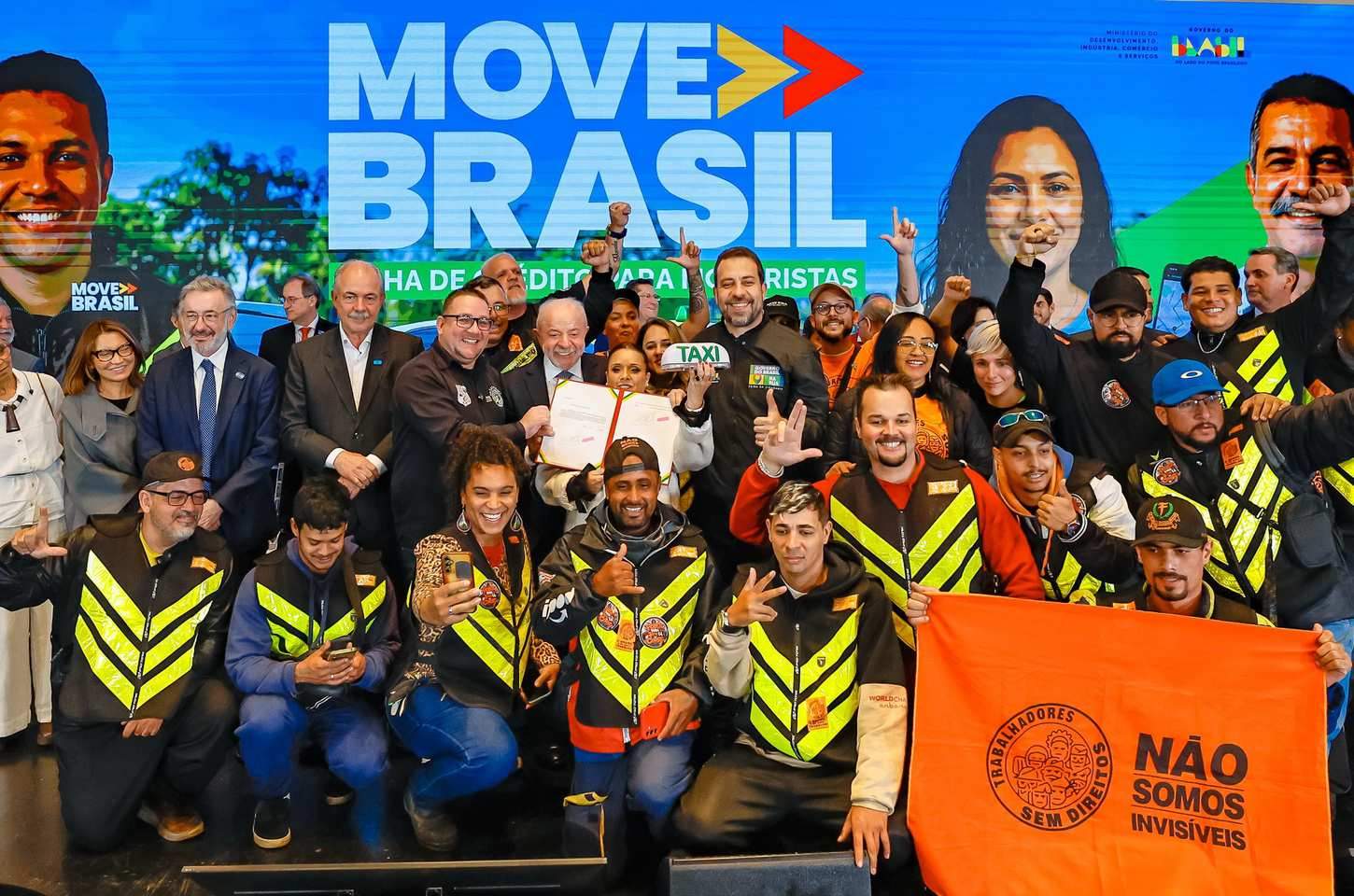 Lula assina MP que cria o Move Aplicativos com crédito para motoristas