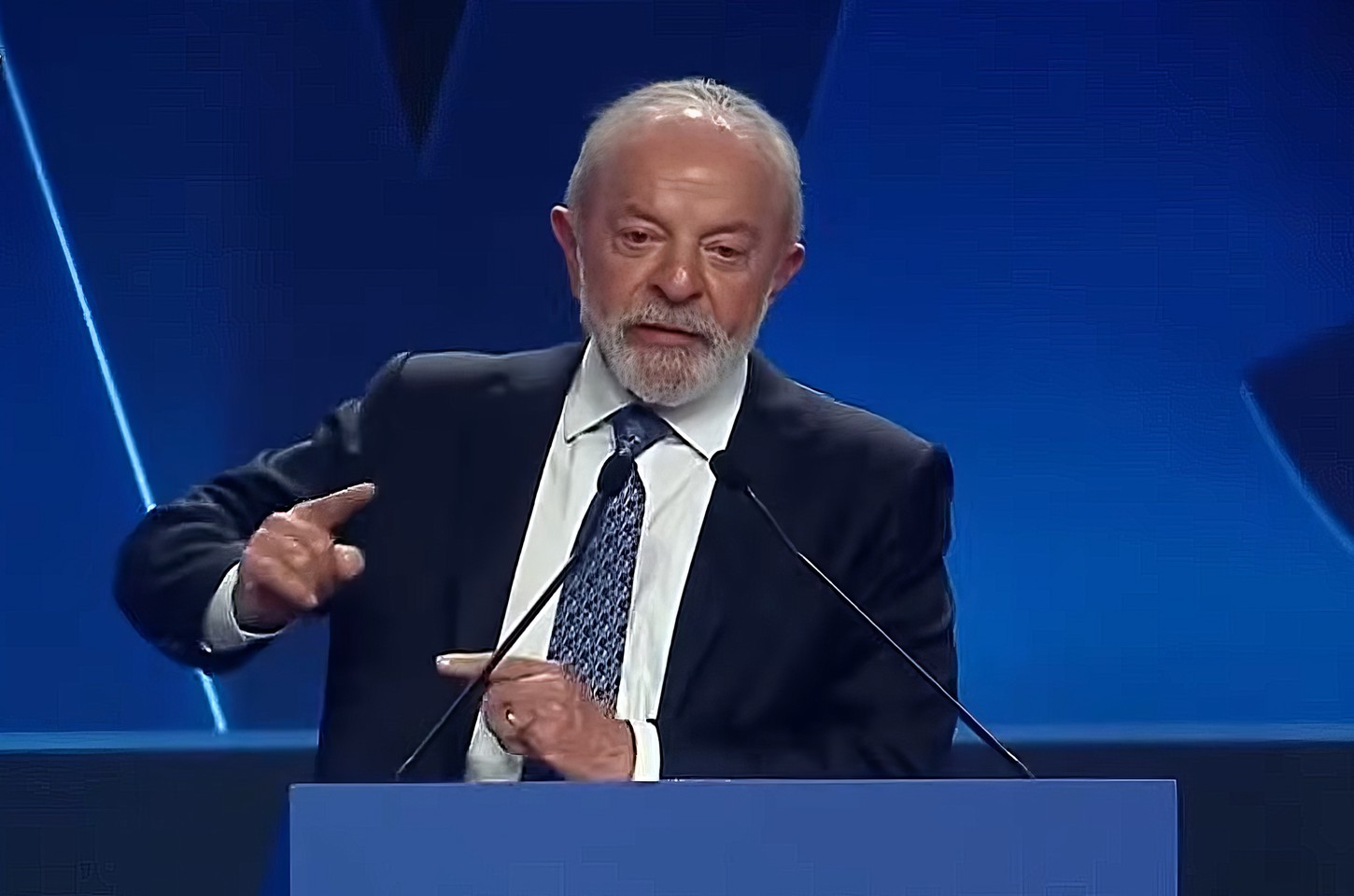 Lula comemora retirada de Moraes da lista de sanções dos EUA