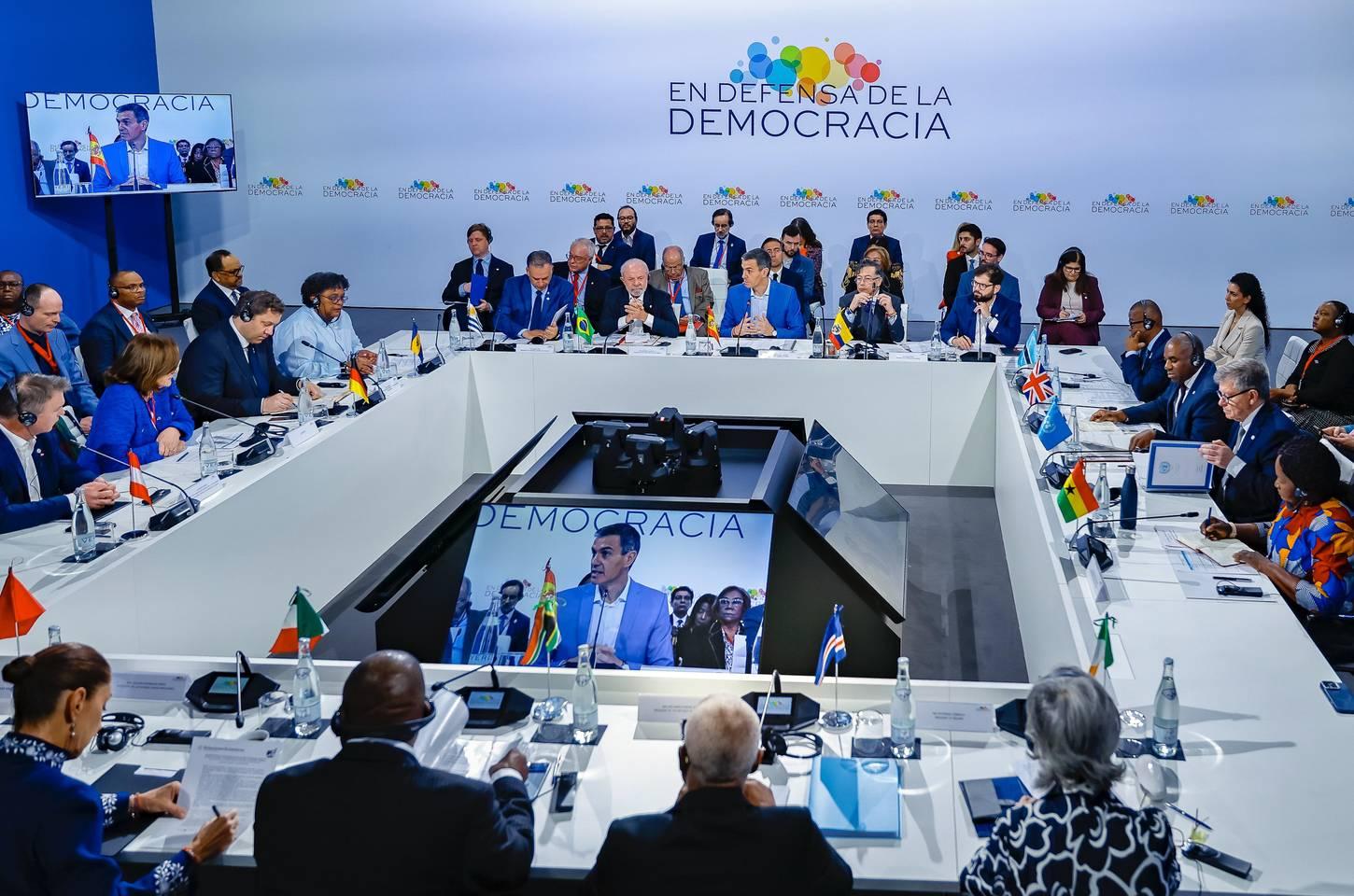 Lula critica guerras e defende multilateralismo em fórum na Espanha