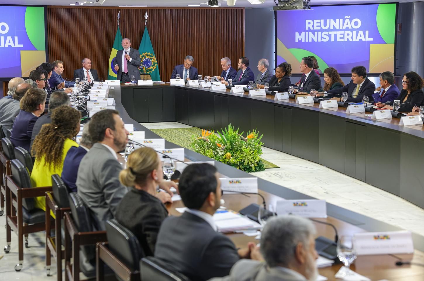 Lula critica mercantilização da política e se despede de ministros candidatos