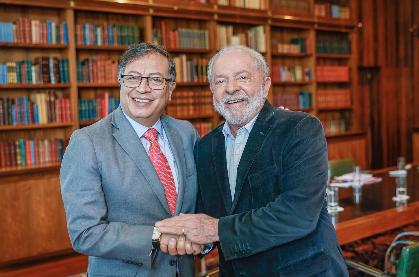 Lula e Petro confirmam presença em encontro sobre democracia em Barcelona