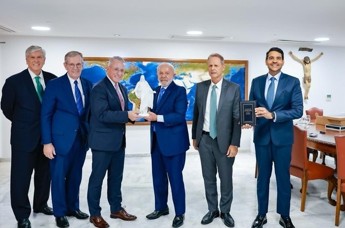 Lula recebe líderes mórmons no Planalto e discute ajuda humanitária