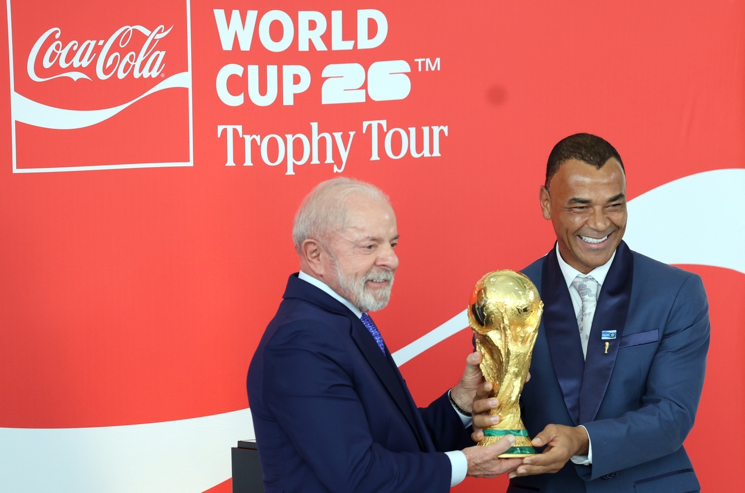 Lula recebe taça da Copa 2026 e defende igualdade no futebol feminino