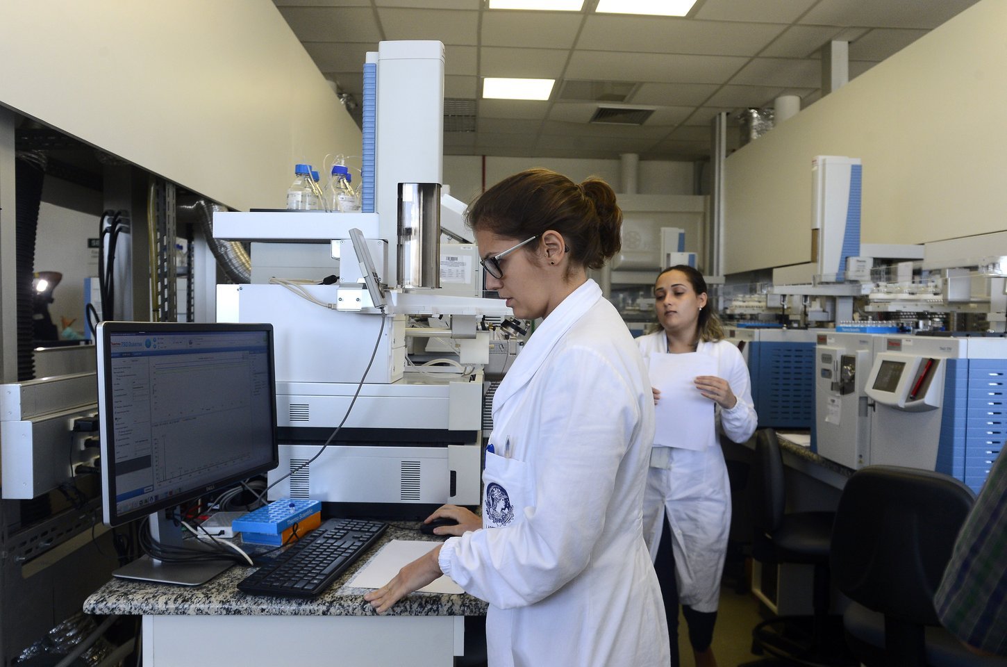 Mães cientistas enfrentam barreiras que vão do acesso à permanência