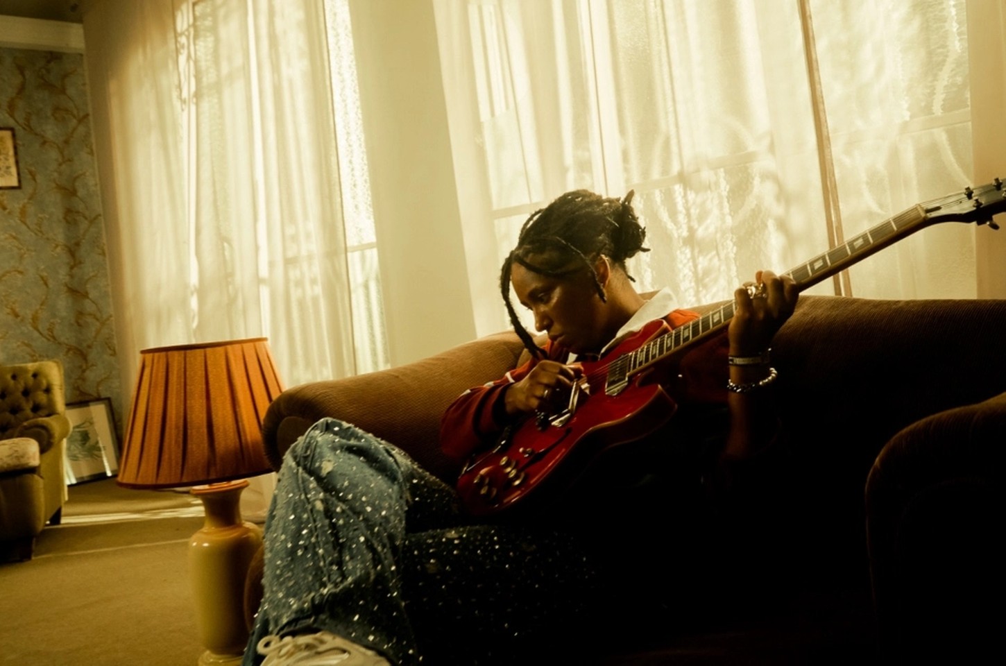 Mahmundi lança 'Bem-vindos de Volta', seu sétimo álbum com retorno às raízes eletrônicas