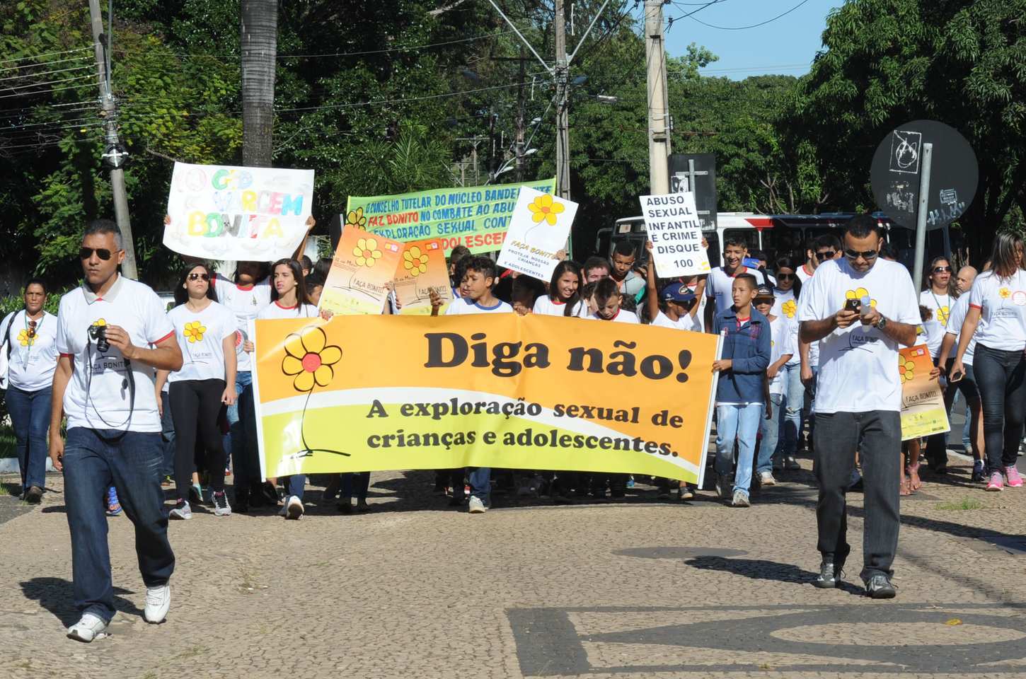 Maio chega com feriados, campanhas de conscientização e aniversários de veículos públicos