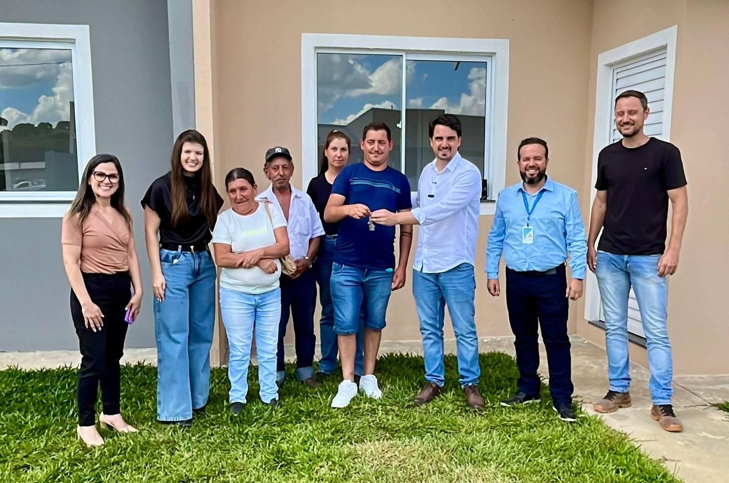 Mais 16 famílias de Irati conquistam a casa própria com ajuda do Estado