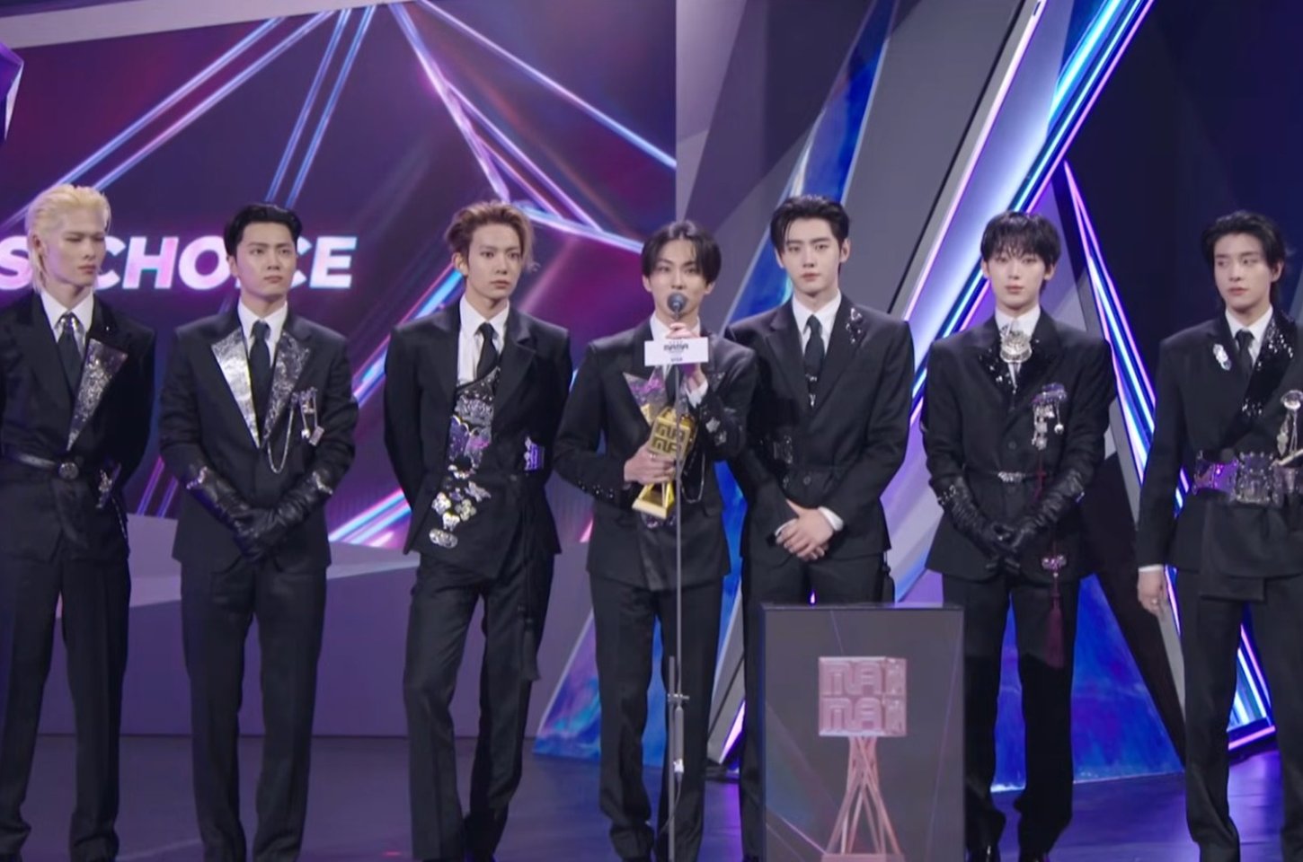 MAMA Awards 2025 homenageia vítimas de incêndio em Hong Kong