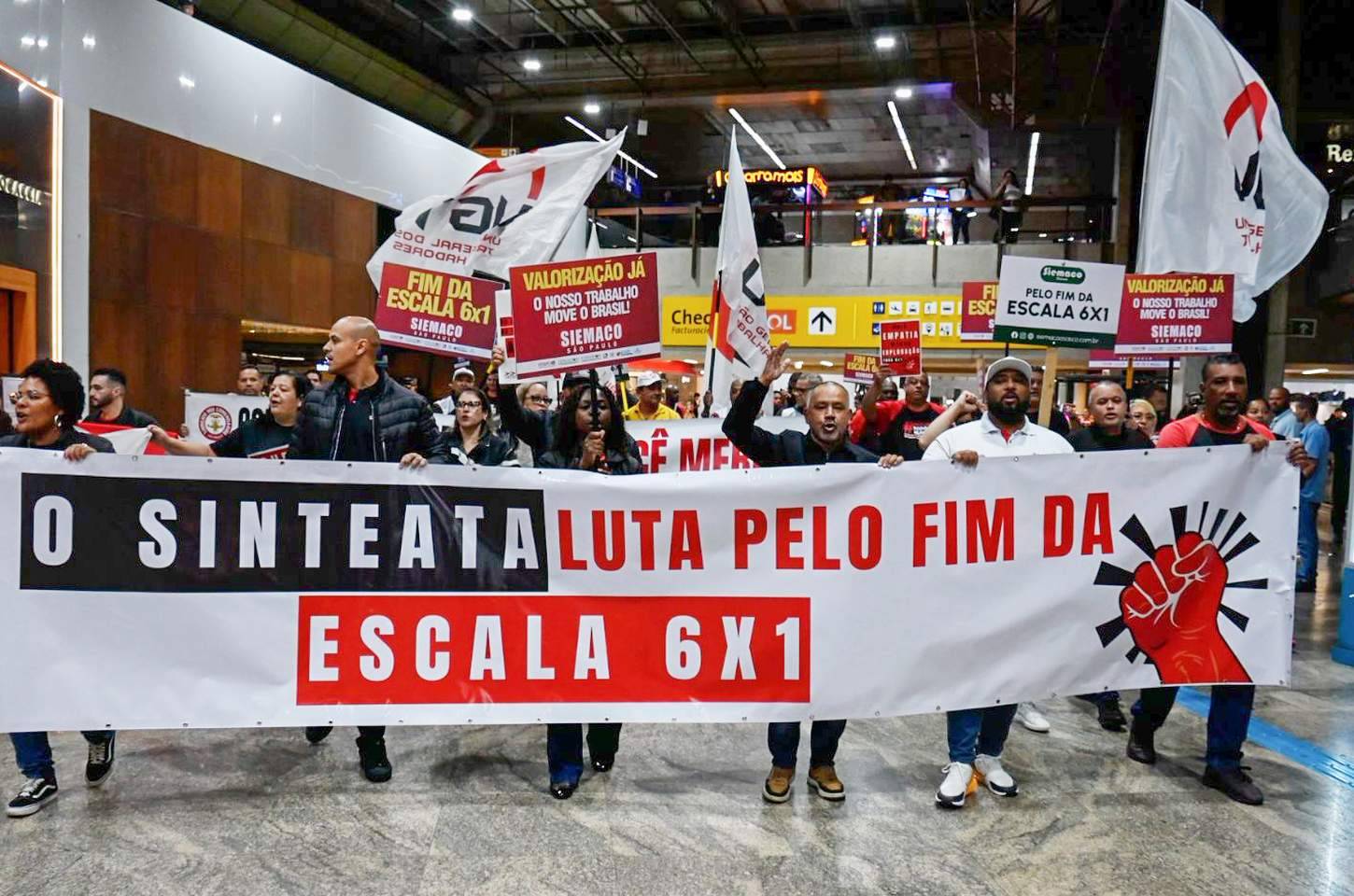 Manifestação no Aeroporto de Guarulhos pede fim da escala 6x1