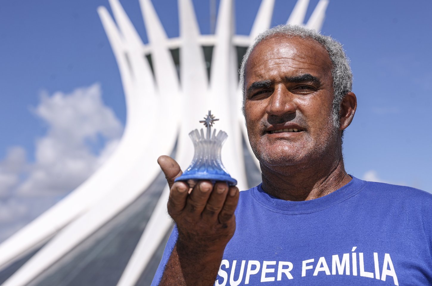 Mãos que moldam a memória de Brasília em miniatura