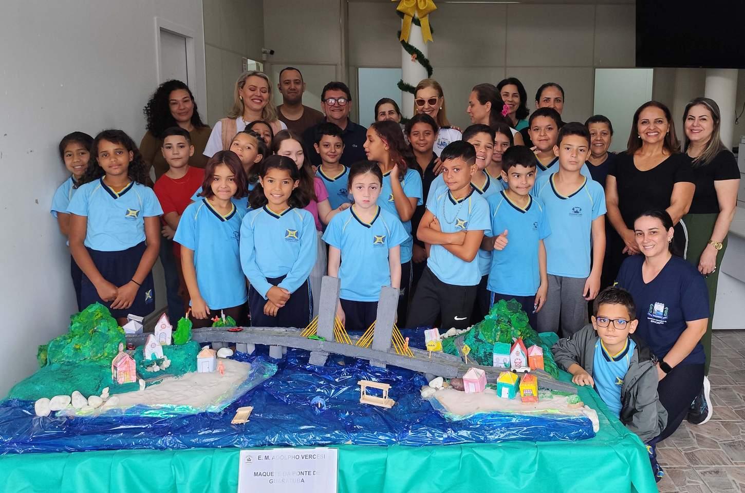 Maquete da ponte de Guaratuba emociona e vira exposição na secretaria