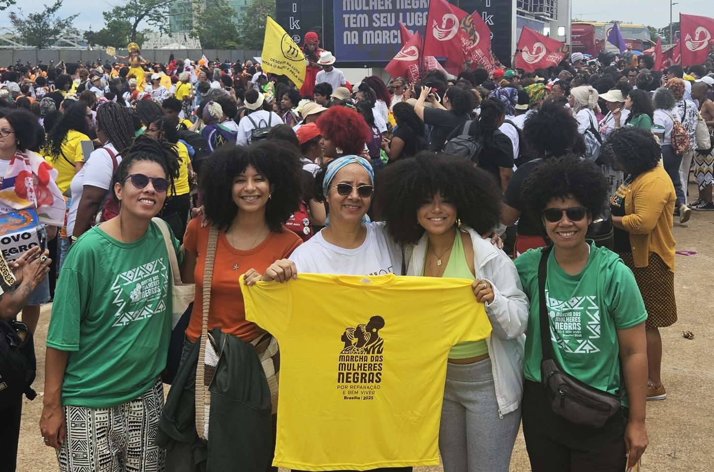 Marcha das Mulheres Negras reúne multidão em Brasília com arte e resistência