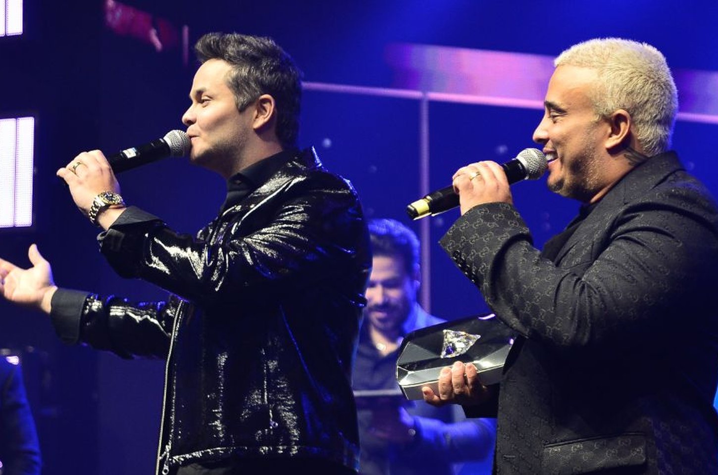 Matheus & Kauan fazem show surpresa em bar de BH antes de gravação