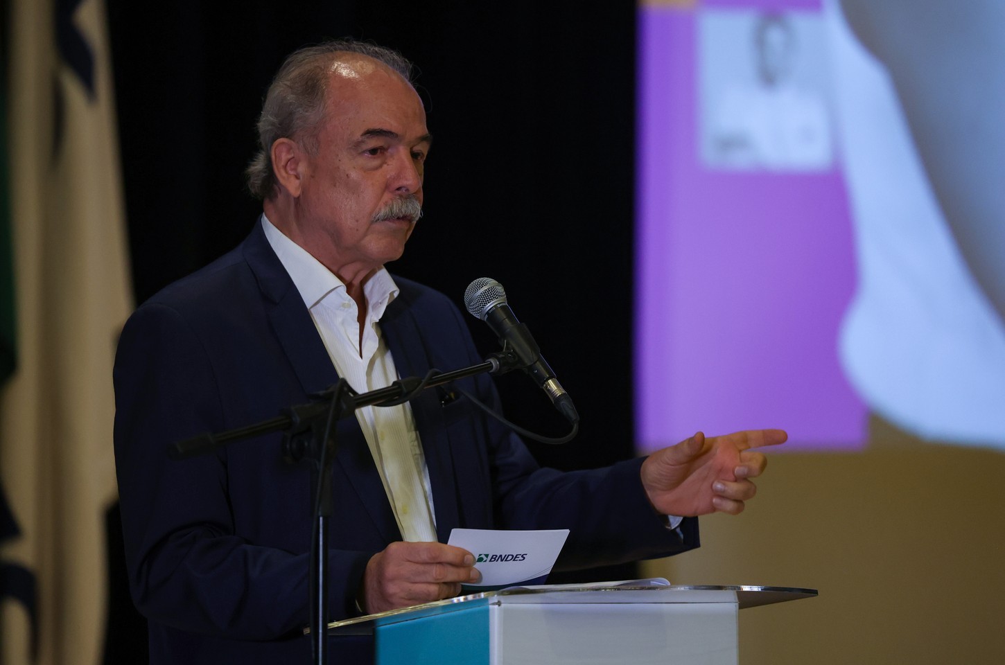 Mercadante fala sobre lucro recorde do BNDES em entrevista na TV Brasil