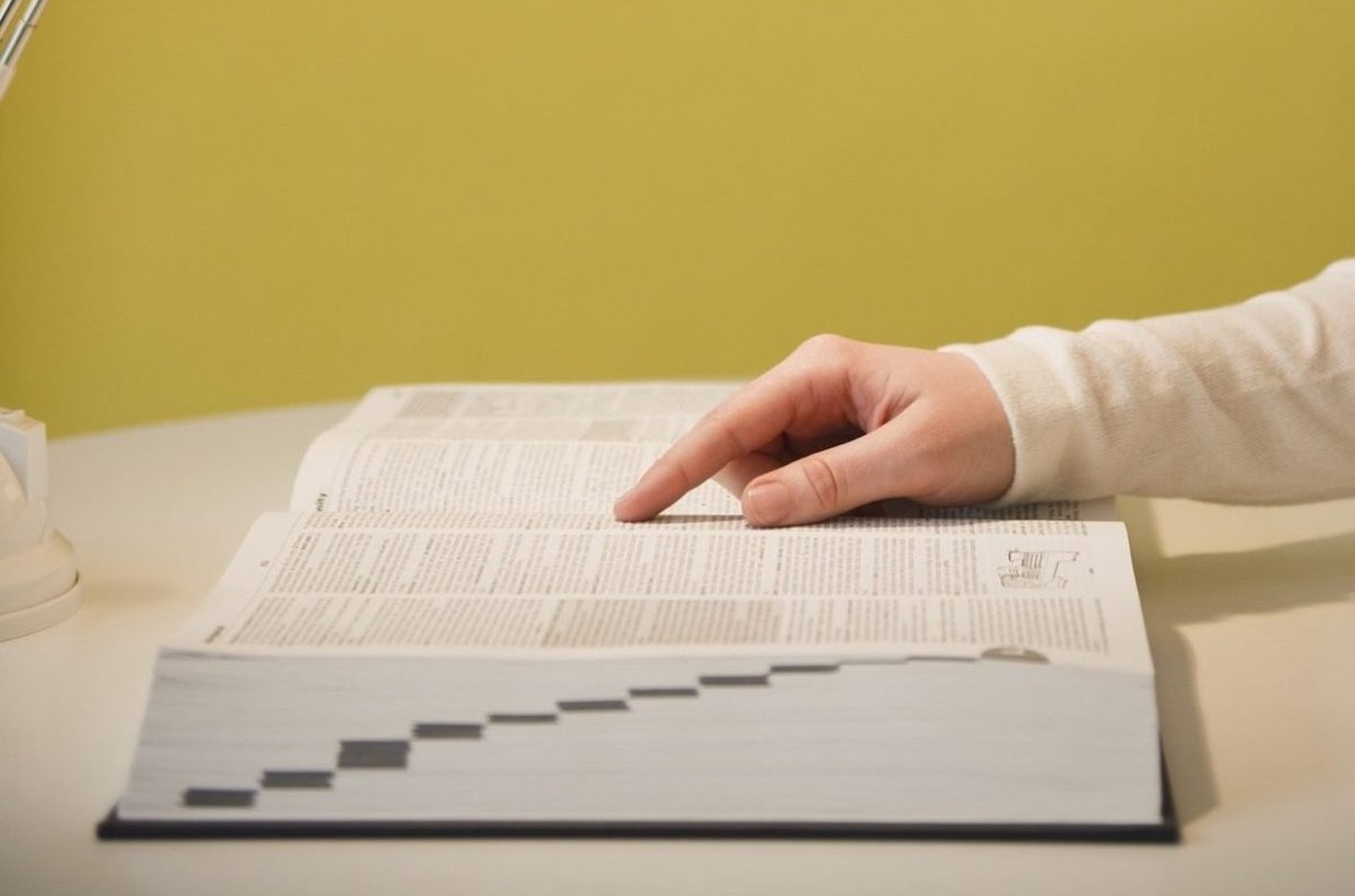 Merriam-Webster elege 'slop' como palavra do ano 2025, definindo conteúdo AI de baixa qualidade