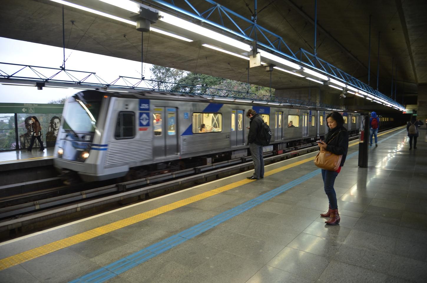 Metrô de São Paulo inicia operação 24 horas em quatro linhas aos sábados