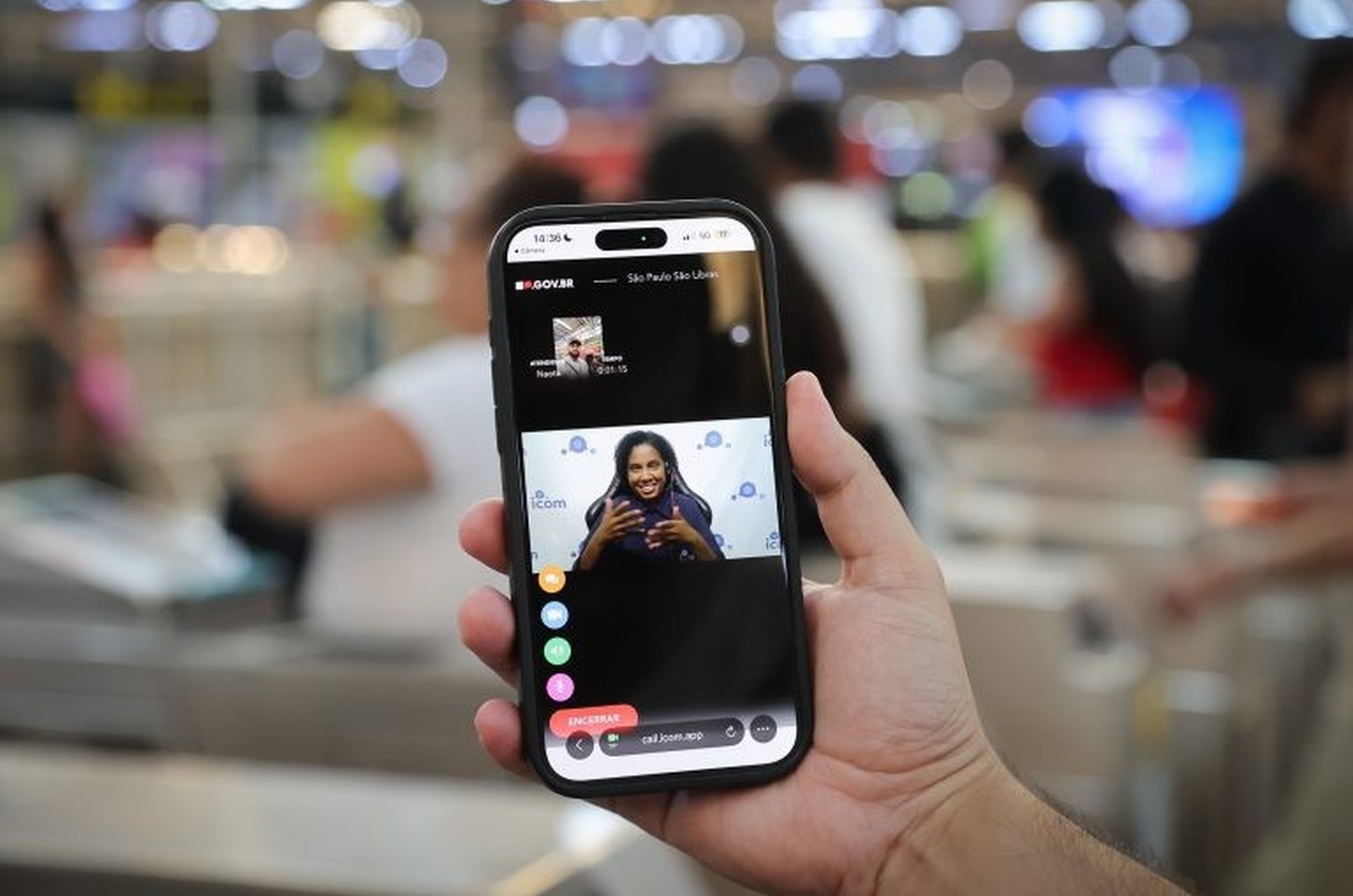 Metrô de São Paulo lança videochamadas com intérpretes de Libras