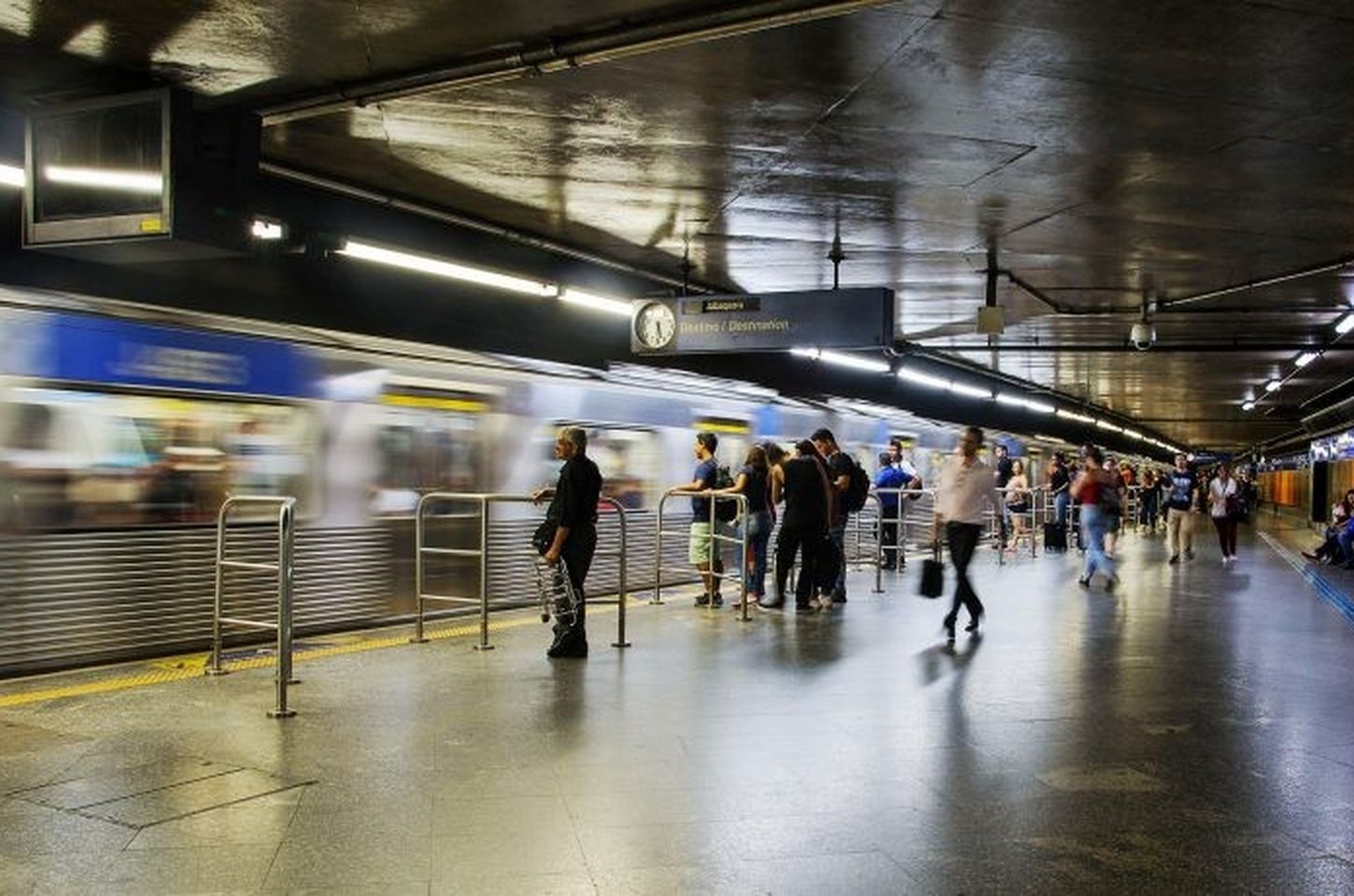 Metrô de São Paulo registra 13,8 mil passageiros na primeira madrugada de operação 24h