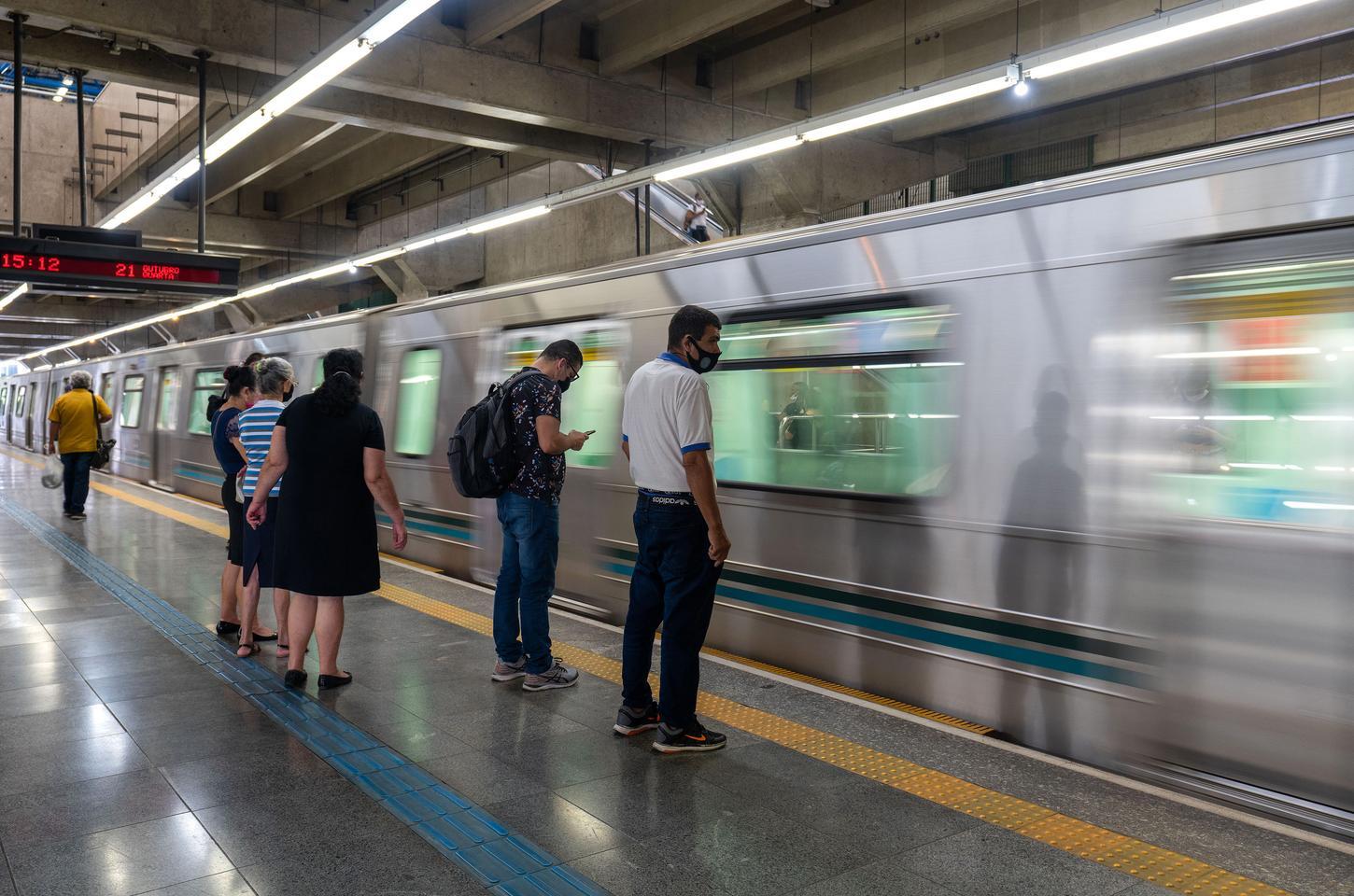 Metrô de São Paulo testa pagamento por aproximação com cartões