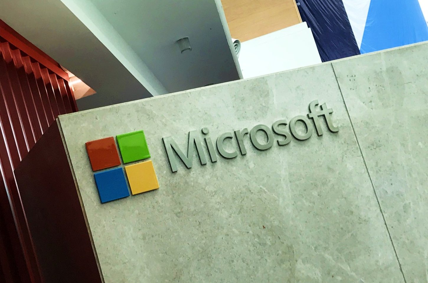 Microsoft investe em biochar na Índia para compensar emissões de IA
