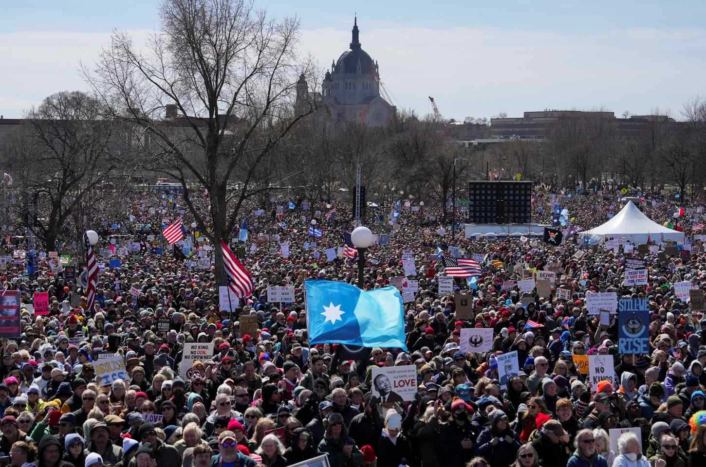 Milhares protestam contra Trump em manifestações históricas nos EUA
