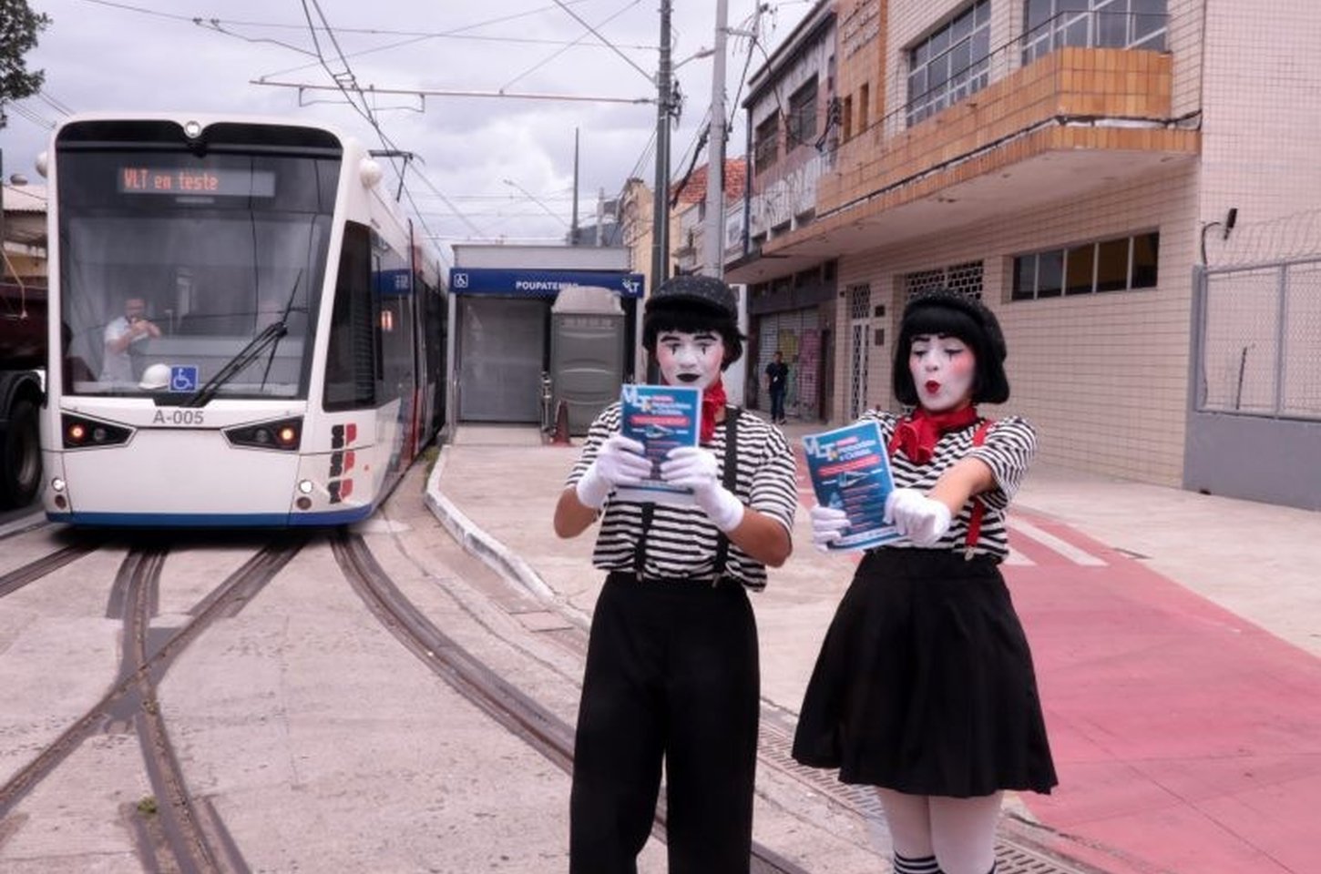 Mímicos ensinam segurança no VLT de Santos em ação educativa