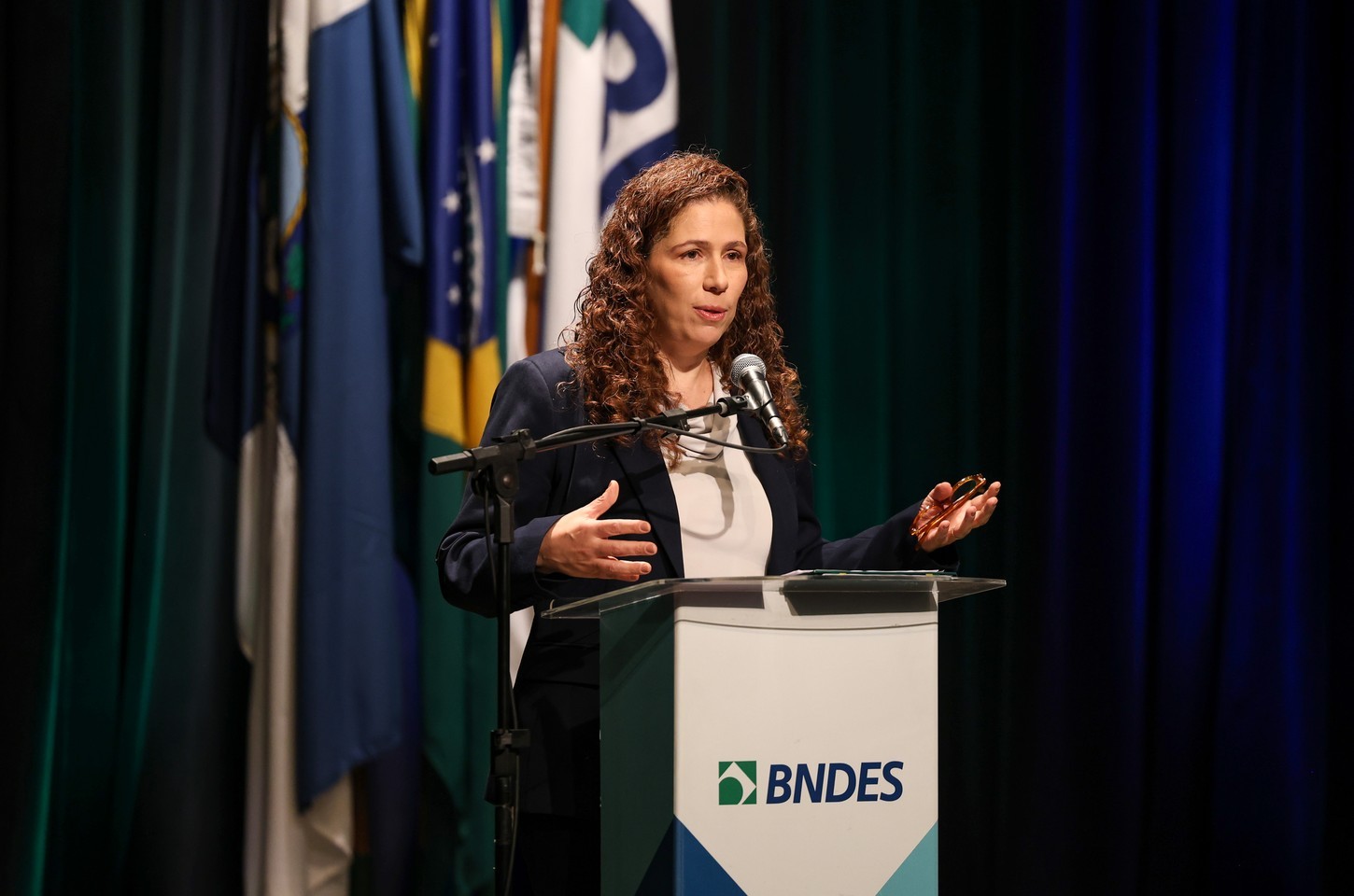 Ministra defende estatais como patrimônio do povo e critica privatizações