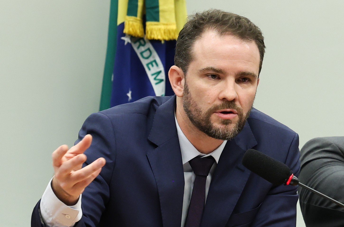 Ministro da Fazenda cancela viagem à Rússia após fechamento de aeroporto em Moscou