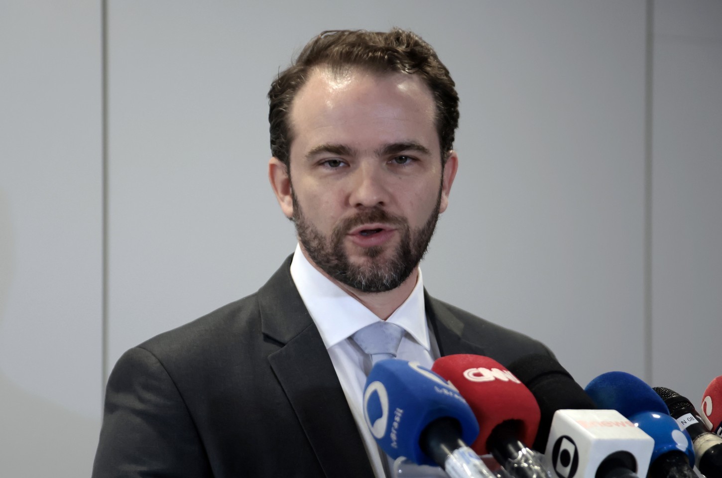 Ministro da Fazenda defende taxação de super-ricos em Paris e quer tema no G7