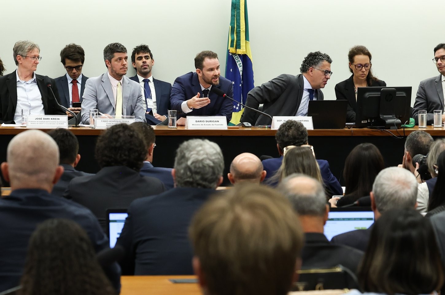 Ministro da Fazenda é 'radicalmente contra' indenização por redução de jornada