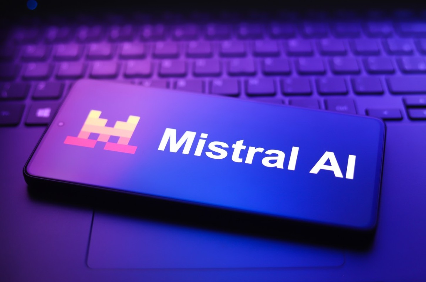Mistral lança Voxtral TTS: IA de voz open-source para dispositivos de borda