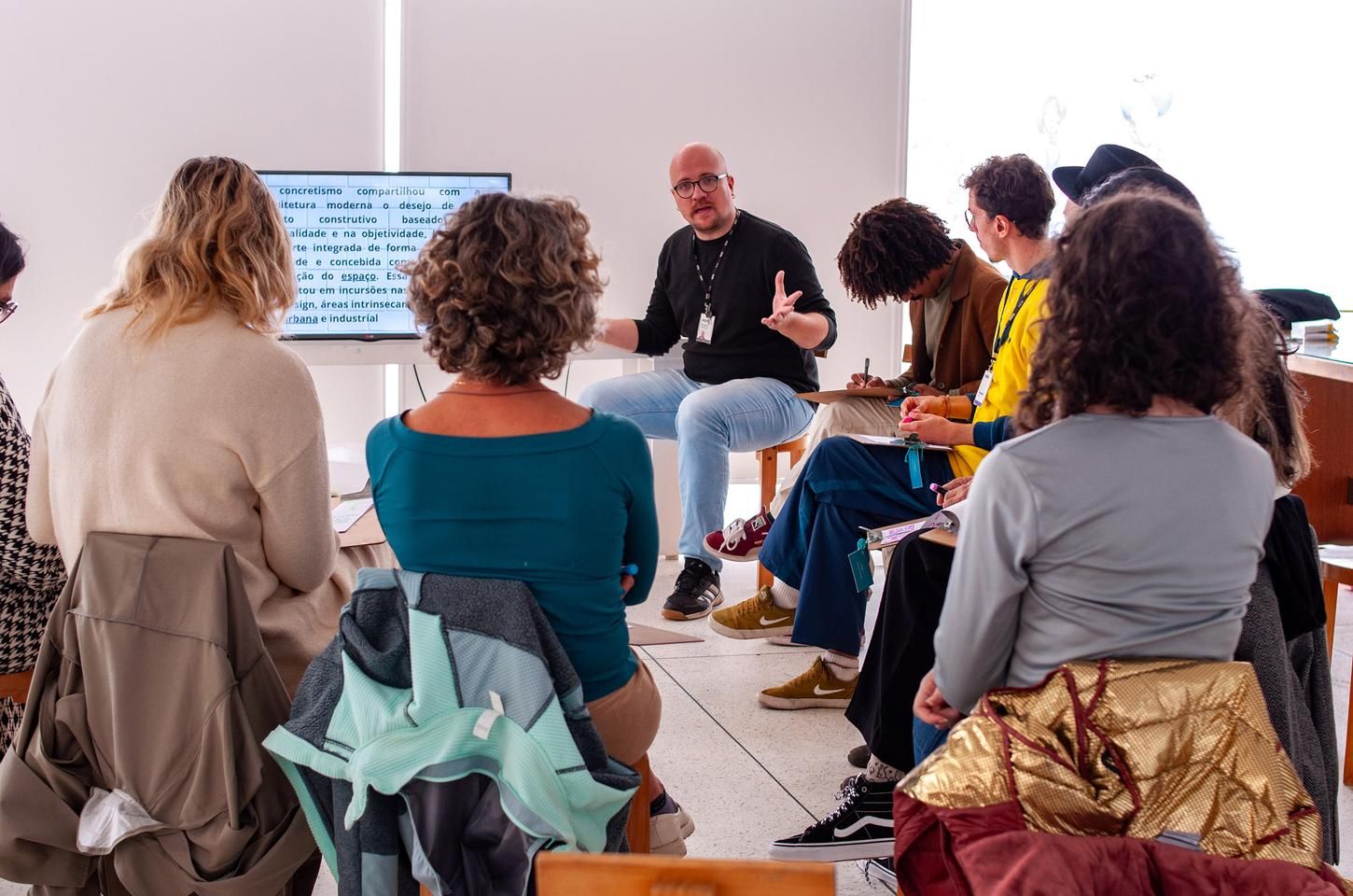 MON oferece laboratório gratuito de aquarela para educadores