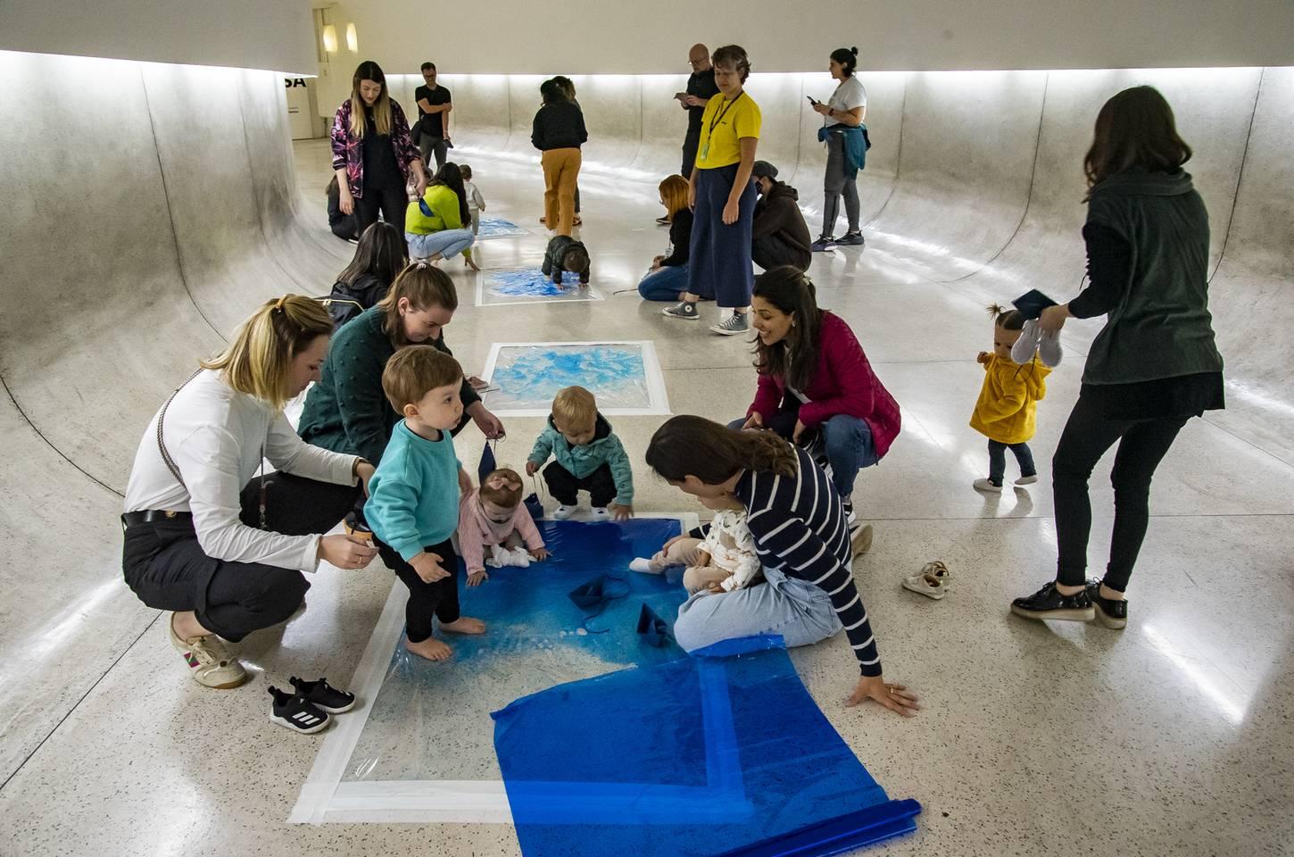 MON promove experiência sensorial com a cor azul para bebês em maio