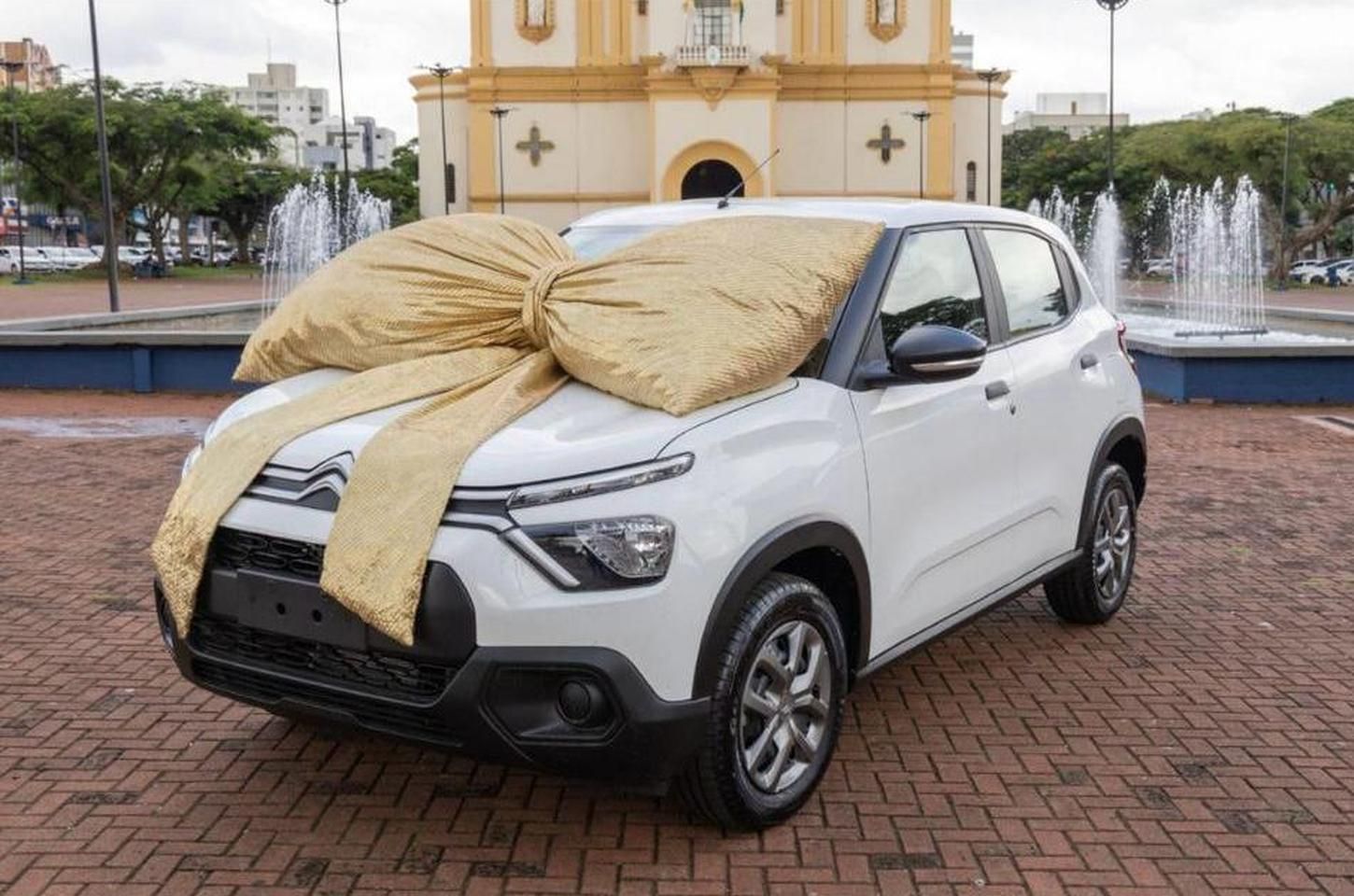 Moradora de Apucarana ganha carro zero em sorteio do IPTU Bom Pagador