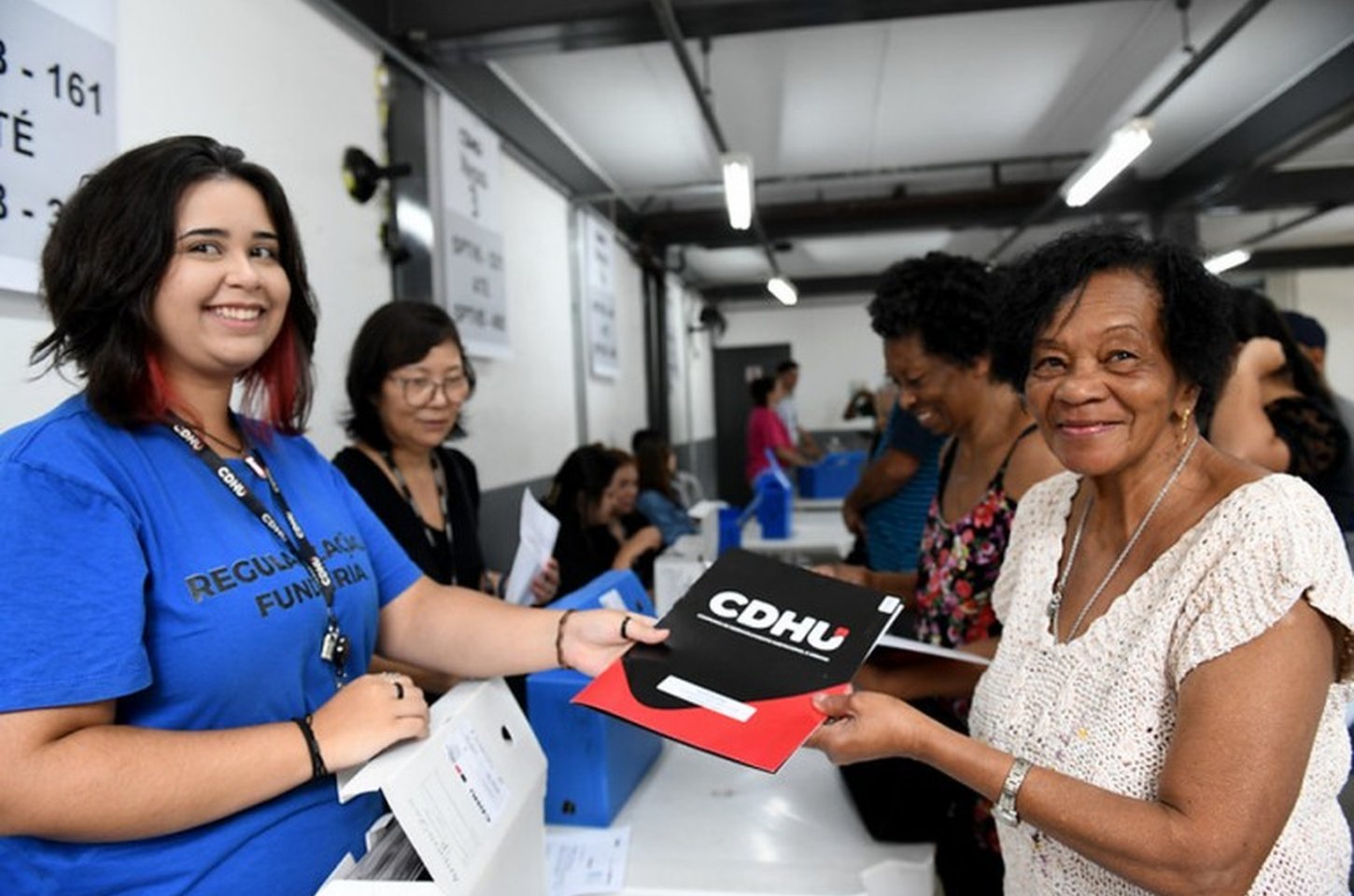 Moradores do Tucuruvi recebem matrículas de imóveis após 16 anos de espera