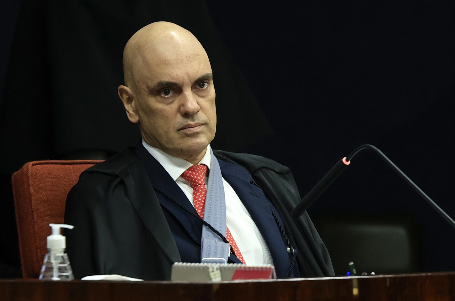 Moraes autoriza Bolsonaro a sair da prisão para cirurgia