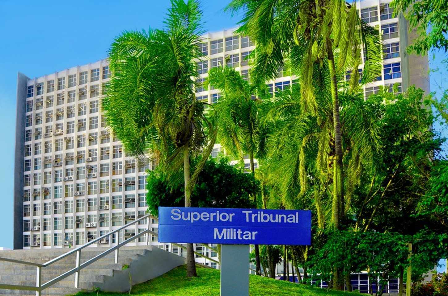 Moraes determina comunicação sobre perda de patente de Bolsonaro e militares