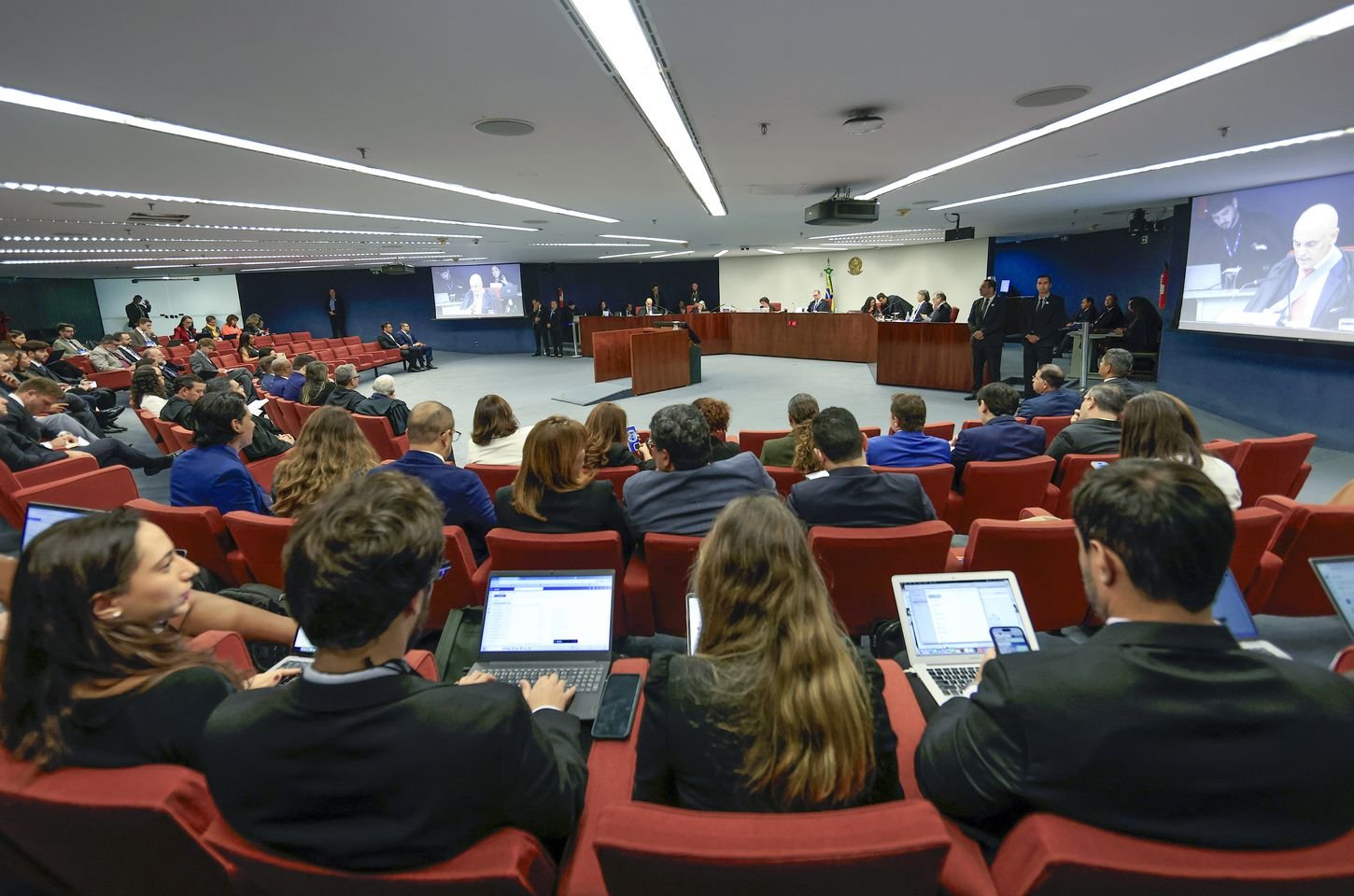 Moraes nega pedido para que Fux participe de julgamento de núcleo golpista