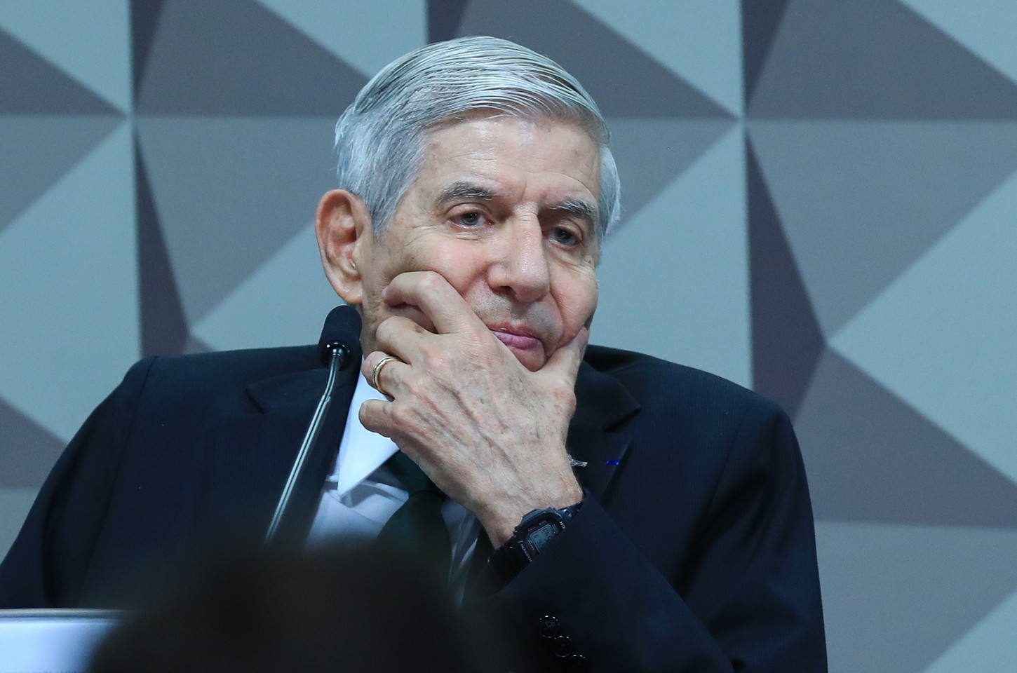 Moraes pede comprovação de histórico de saúde de general Heleno