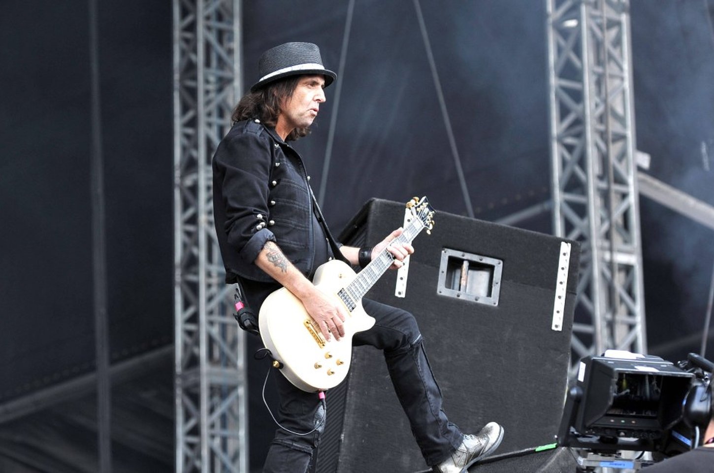 Morre Phil Campbell, guitarrista do Motörhead, aos 64 anos