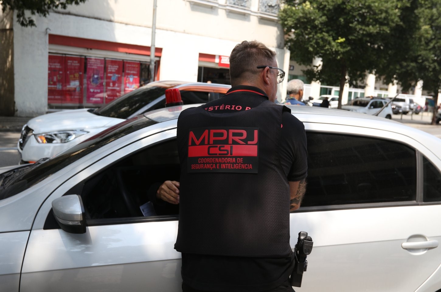 MPRJ denuncia três PMs por desvio de armas e tráfico de drogas