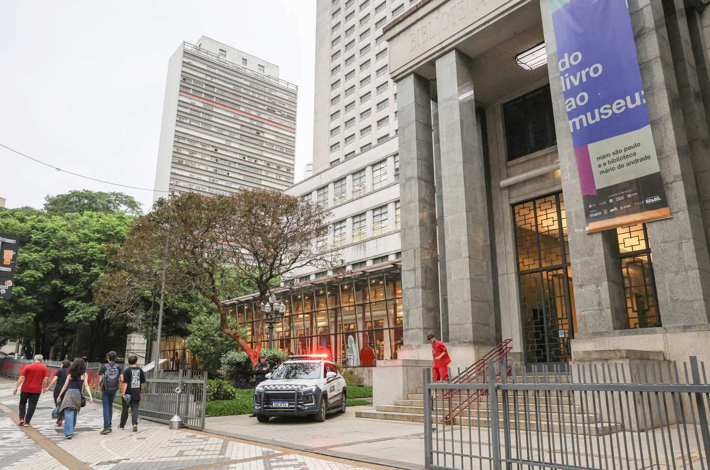 Mulher é presa suspeita de envolvimento em roubo de obras de arte