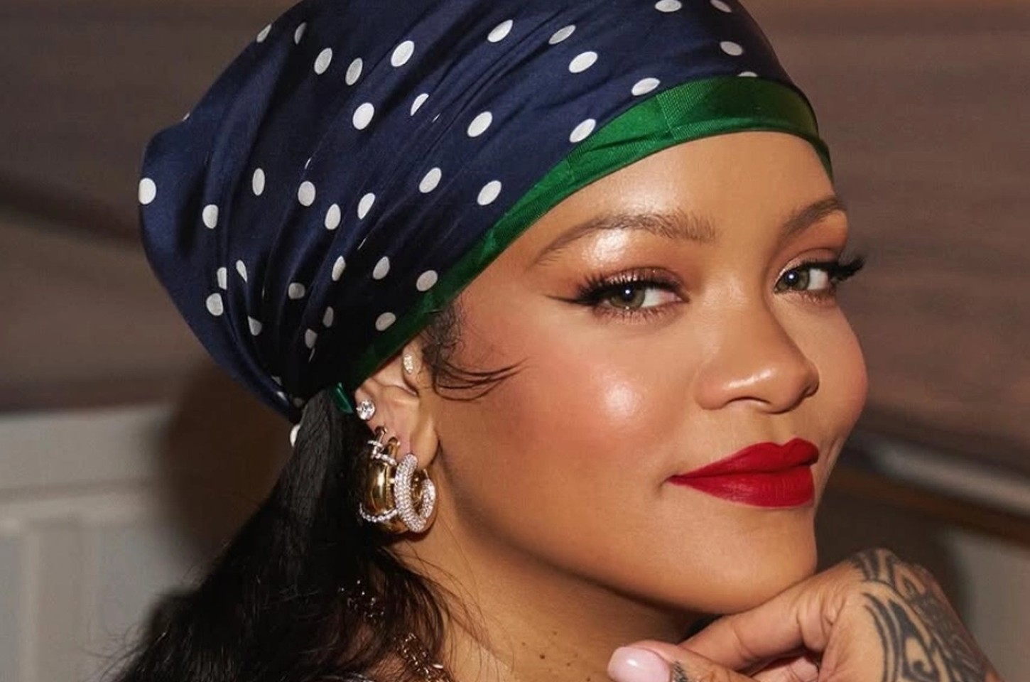 Mulher que atirou contra casa de Rihanna é identificada pela polícia