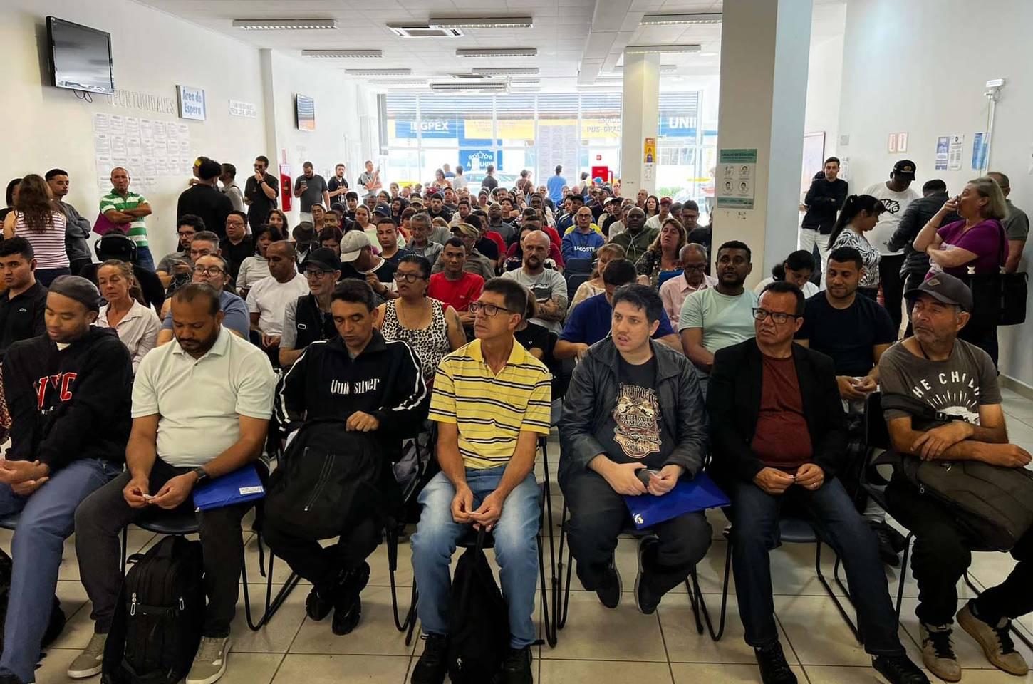 Mutirão de empregos fecha 2025 com quase mil vagas e centenas de pré-aprovações