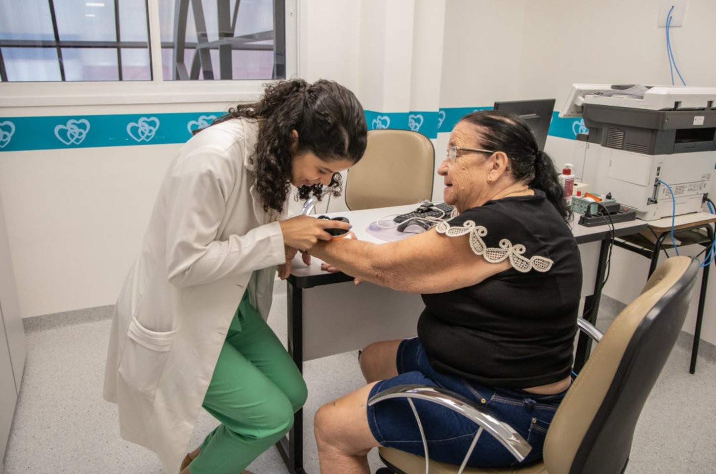 Mutirão gratuito avalia manchas para prevenir câncer de pele em Apucarana