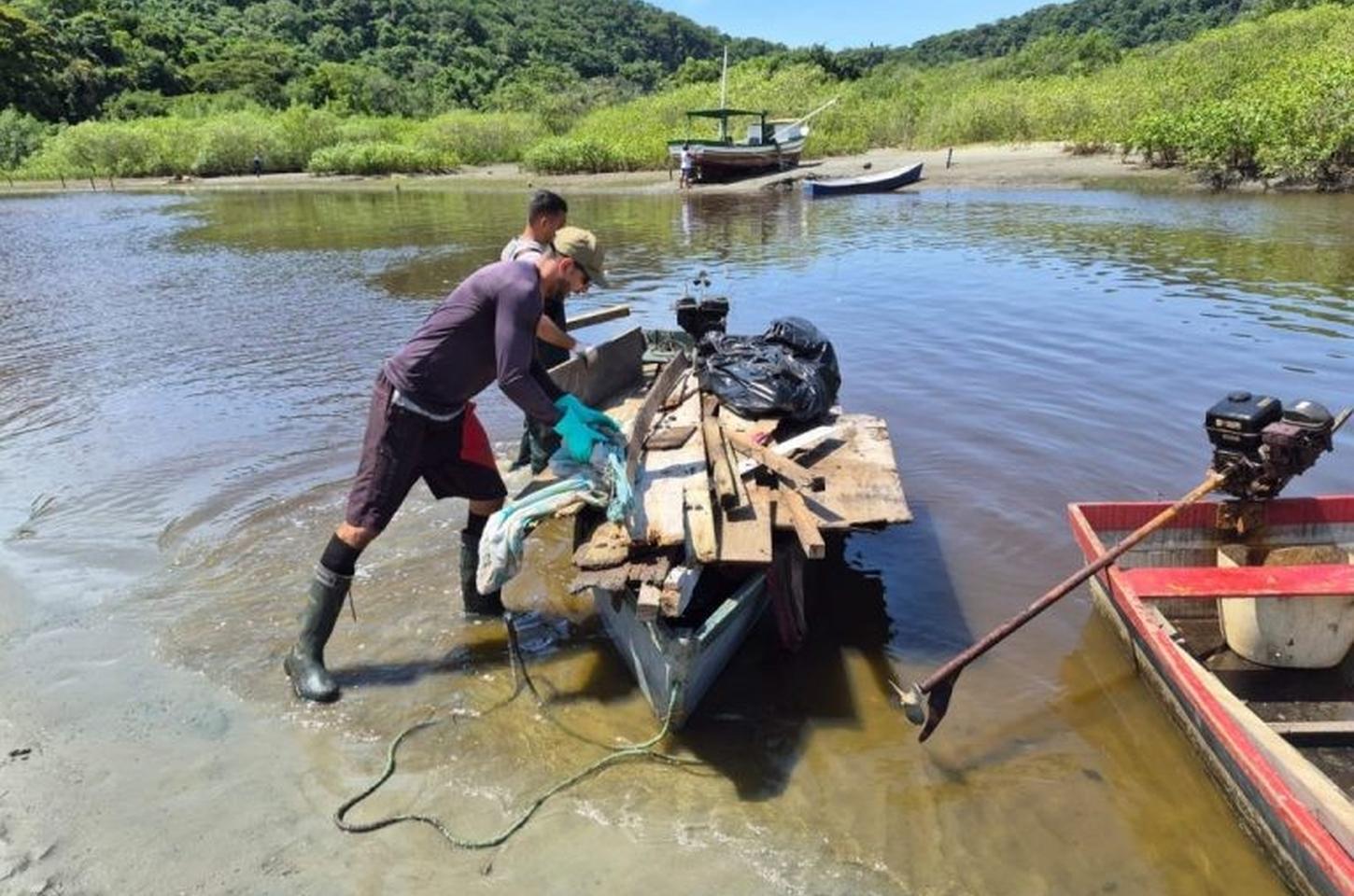 Mutirão no litoral paulista retira 7 toneladas de lixo durante defeso do camarão
