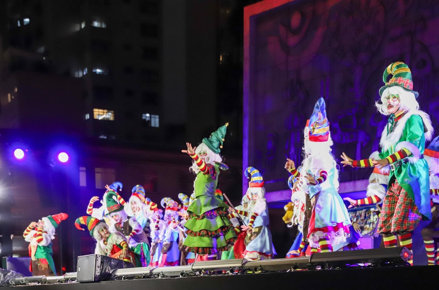 Natal de Curitiba é inaugurado com espetáculo e projeções no Teatro Guaíra