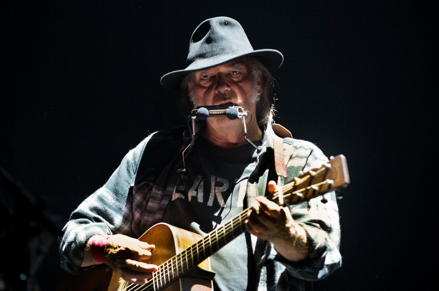 Neil Young cancela turnê europeia de 2026 e pede desculpas aos fãs