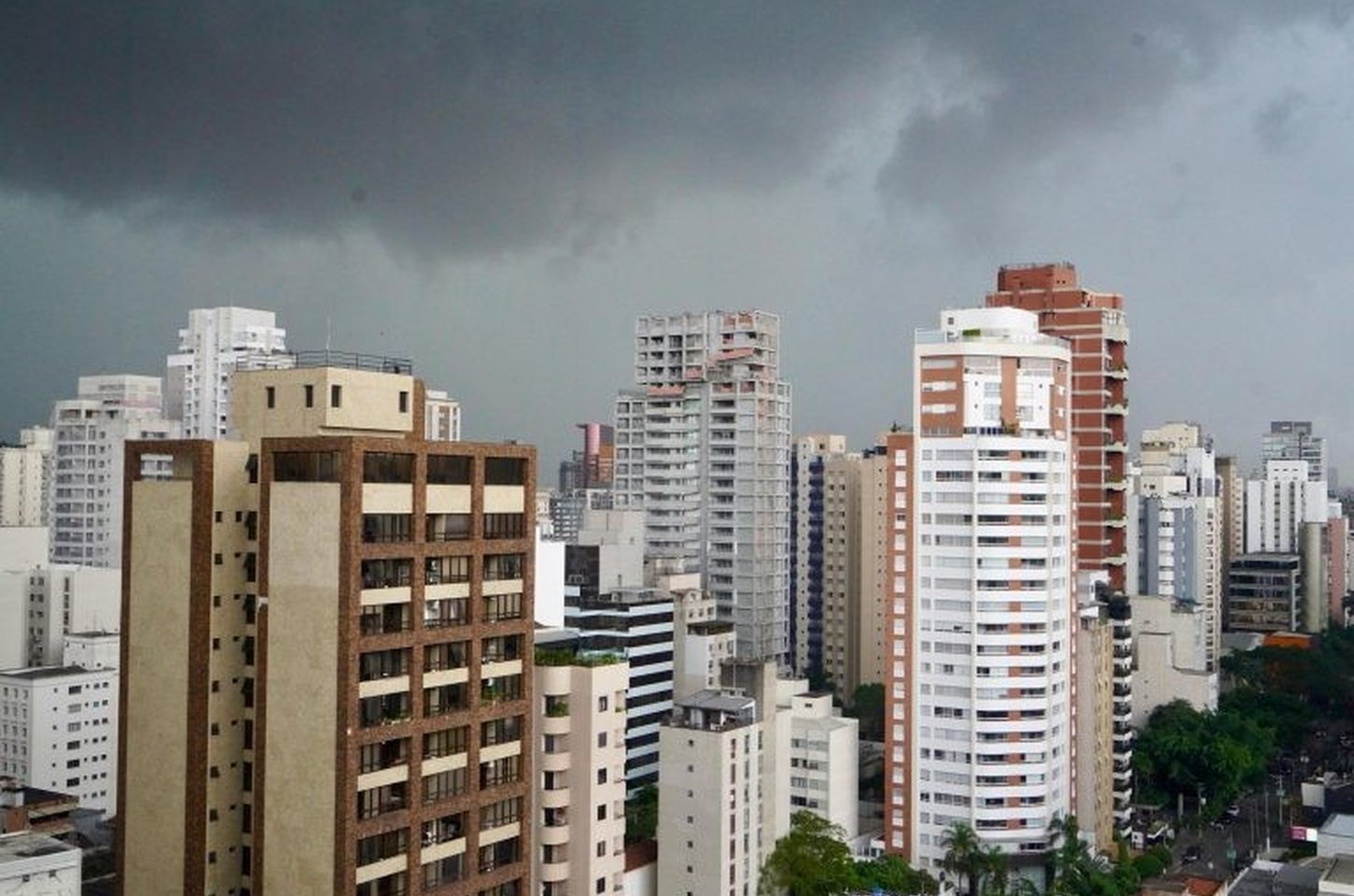 Nevoeiro dá lugar a chuva forte em SP; calor de 37°C no interior